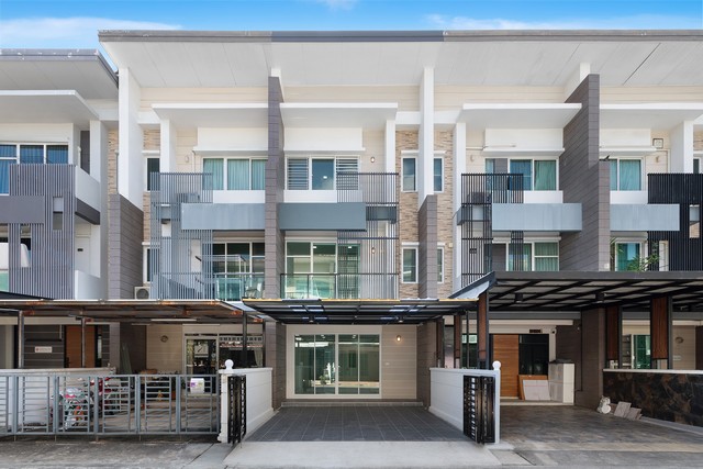 ทาวน์โฮม 3 ชั้น หมู่บ้านทาวน์พลัส เกษตร-นวมินทร์ รีโนเวทใหม่ พร้อมอยู่ได้เลย เหมาะสำหรับทำสำนักงานหรืออยู่อาศัย