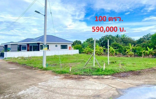 ขายที่ดิน100ตรว. 590,000บ. ฟรีโอน แปลงมุมด้านหน้า ด้านใน ใกล้น้ำปิง มีเพื่อนบ้าน ถ.คอนกรีต ถมดิน น้ำ ไฟฟ้า ต.สันทราย สารภี เชียงใหม่