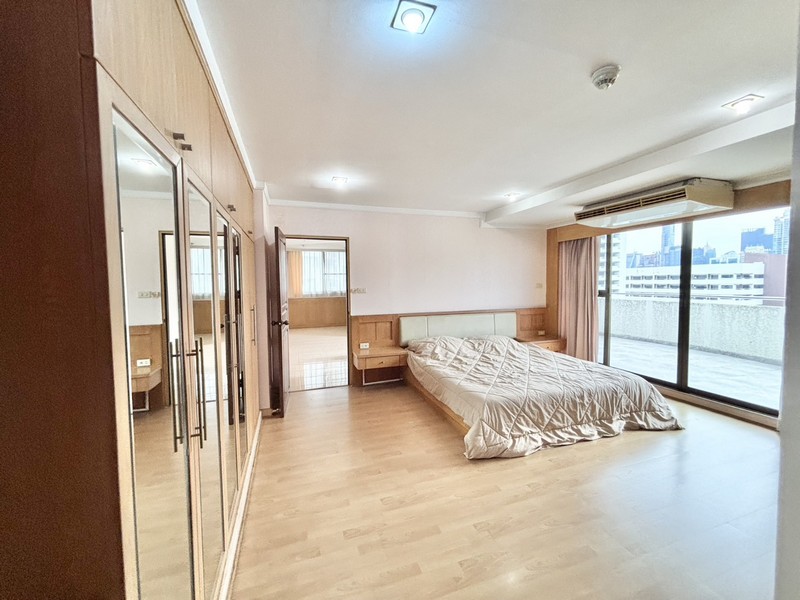 For Sale Supalai Place Sukhumvit 39 size 142 sqm 3bed 2bath 17th Floor Fully Furnished and closed to BTS Phrompong 