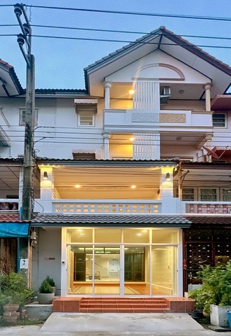 ขายทาวน์โฮม 4 ชั้น รีโนเวทใหม่สไตล์อิงลิช คอตเทจ พื้นที่ใช้สอย 200 ตร.ม. ฟังก์ชัน 6 นอน 4 น้ำ ทำเลดีใกล้ถนนประชาอุทิศ 72 ทุ่งครุ