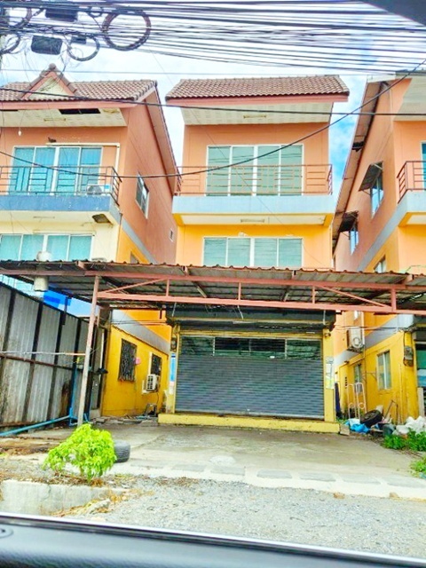 อาคารพาณิชย์  3 ชั้น  3 นอน 3 น้ำ  ใกล้สวนน้ำหนองจอก 900 ม. 20 ตร.ว. ราษฏร์อุทิศ ประชาร่วมใจ ทำเลถนนมิตรไมตรี ใกล้ตลาดหนองจอก 1.6 กม.