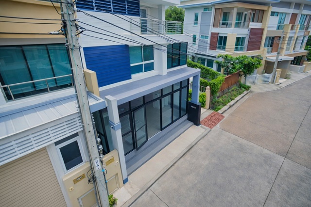 MRTแจ้งวัฒนะ ปากเกร็ด28 500 ม. 38ตร.ว. 380ตร.ม.  ป.ป.ท. ใกล้เซ็นทรัล แจ้งวัฒนะ 550 ม. ทาวน์โฮม 3 ชั้นหลังมุม 3 นอน 4 น้ำ 