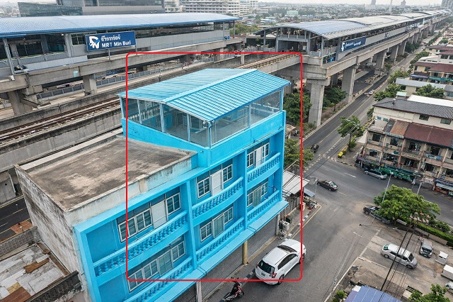  ใกล้ MRTมีนบุรี 800 ม. และ  MRTเศรษฐบุตรบำเพ็ญ  อาคารพาณิชย์ 4 ชั้น 2 คูหา 3 นอน 3 น้ำ 