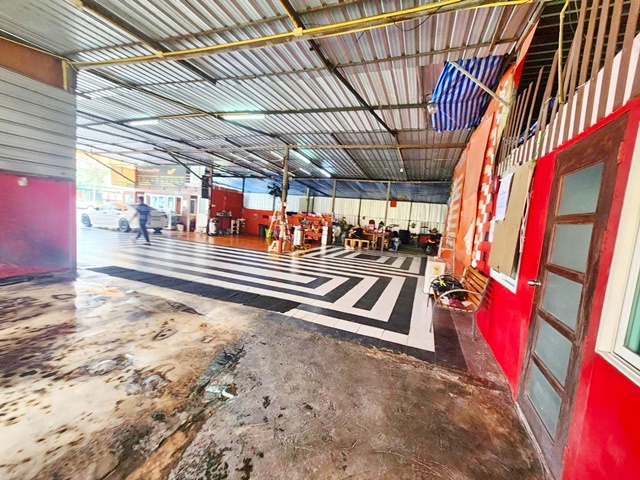 ใกล้ศูนย์การค้าบางกะปิ 1 ไร่ 1,600ตร.ม. เดอะมอลล์บางกะปิ  1กม.  โชว์รูม ร้านค้าที่พักลูกค้า ห้องเคลือบแก้ว 6นอน 6น้ำ 