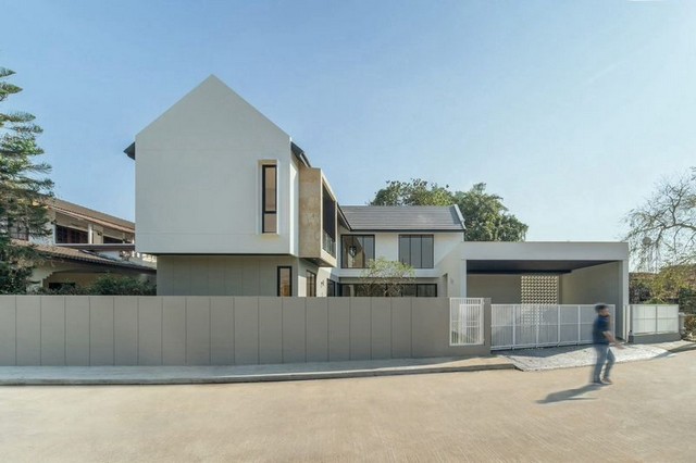 บ้านสร้างใหม่ 2 ชั้น สไตล์โมเดิร์น บรรยากาศร่มรื่นน่าอยู่ สันผีเสื้อ