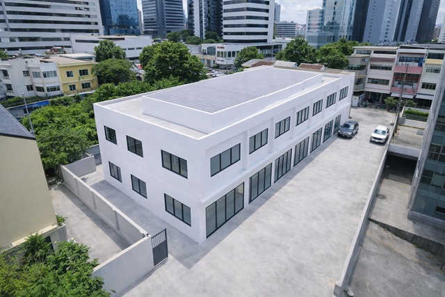 จอดรถ8คันเดอะ แบงค็อก สาทร  เกือบครึ่งไร่ 160ตร.วา  BTSสุรศักดิ์ 199ม. โรงเรียนกรุงเทพคริสเตียน  Showrooms 6คูหา 4นอน  4น้ำ 