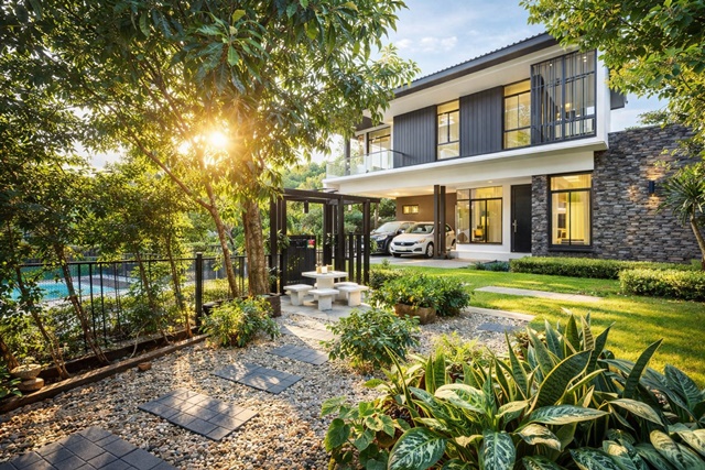 ใกล้นิคมอัญธานี 1 กม.  4นอน พร้อมเฟอร์ฯครบ 8แอร์ มัณฑนา อ่อนนุช-วงแหวน4 บ้านเดี่ยว 2 ชั้น ดีไซน์ทันสมัย 4 น้ำ 