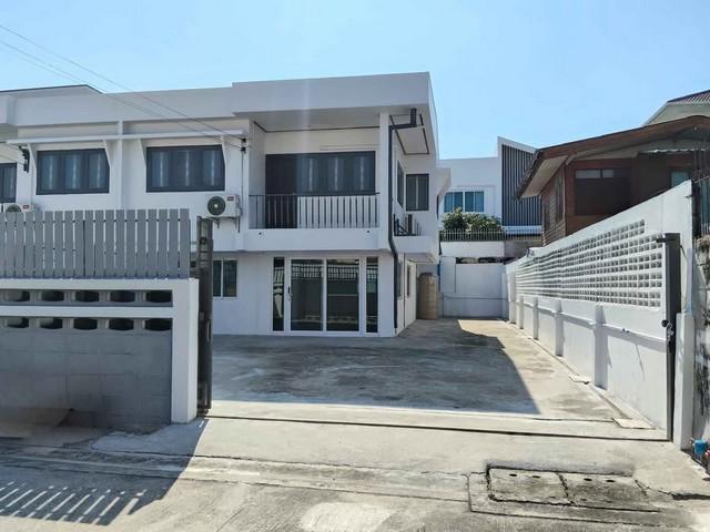 HR 9643 ให้เช่าบ้าน 2 ชั้น 50 ตรว. โชคชัย 4 ซอย 56  ลาดพร้าว  รีโนเวทใหม่ ทำเลดี แหล่งชุมชน เหมาะอยู่อาศัยและทำออฟฟิศ