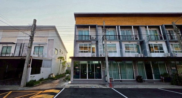 โฮมออฟฟิศ 3 ชั้น หลังมุม 19.7 ตารางวา อาร์ เค พาร์ค 2 ใกล้ BTS แยก คปอ.