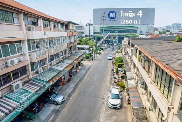 ตลาดสะพานสอง 16ตร.ว. 200ตร.ม. ใกล้MRTโชคชัย4 260 ม. อาคารพาณิชย์ 3.5 ชั้น 2นอน 3น้ำ 