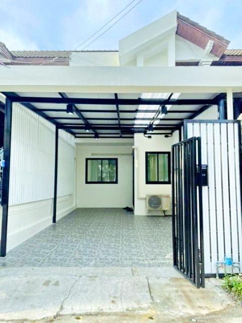 ใกล้ม.เซาธ์อีสท์บางกอก 300 ม. 21 ตร.ว.170 ตร.ม. ทาวน์โฮม 2ชั้น 2นอน BTS บางนา 780ม. BTS อุดมสุข 800ม. 2น้ำ 