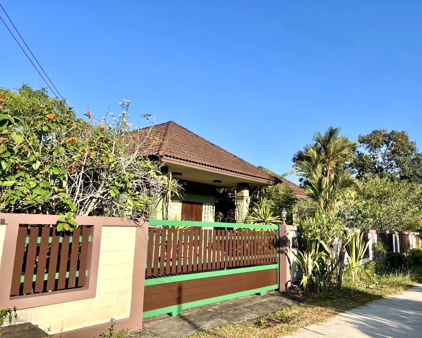 ขายบ้านเดี่ยวหลังใหญ่ สภาพนางฟ้า บรรยากาศร่มรื่น อำเภอกันตัง จังหวัดตรัง (พื้นที่กว้างถึง 141 ตร.ว.) 