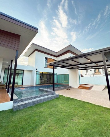 พูลวิลล่าสวย สไตล์โมเดิร์น เดินทางสะดวก สันกำแพง    