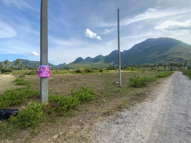 ขายที่ดิน สามร้อยยอด จังหวัดประจวบคีรีขันธ์ ทำเลดีเนื้อที่ 100 ตร.ว. ห่างทะเลเพียง 2 กม.