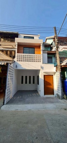 ทาวน์เฮ้าส์ 3 ชั้น เฟอร์นิเจอร์ครบ รีโนเวทใหม่ เจ็ดยอด