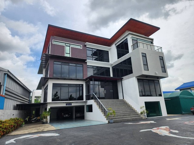 ขายอาคารสำนักงาน 4 ชั้น 296 ตรว. 995 ตรม. ถนนสุขาภิบาล 5 จอดรถกว่า 20 คัน พร้อมลิฟท์ และที่พักด้านน ใกล้ทางด่วน 600 เมตร