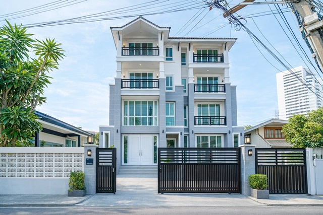 ใกล้ BTS เอกมัย 2 กม.ทาวน์โฮม 3.5 ชั้น เอกมัย10-12 พร้อมชั้นลอย 3 นอน 3 น้ำ 27 ตร.ว.  340 ตร.ม.ทำเลปรีดี พนมยงค์ ดองกี้ มอลล์ ทองหล่อ 