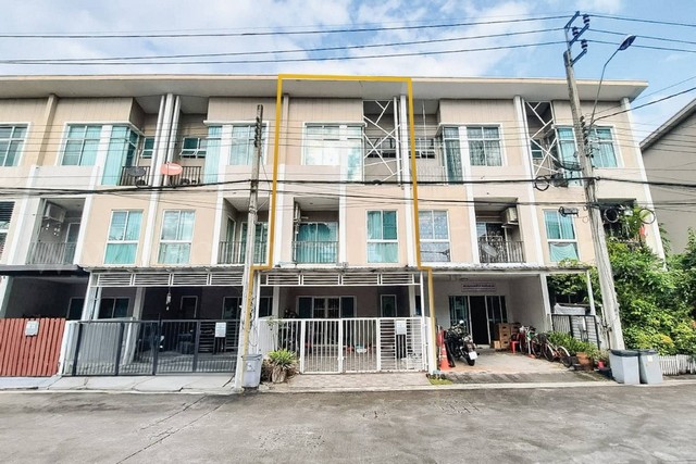 ลดด่วน ทาวน์โฮม 3 ชั้น ซิกเนเจอร์ รามอินทรา 109 พร้อมอยู่