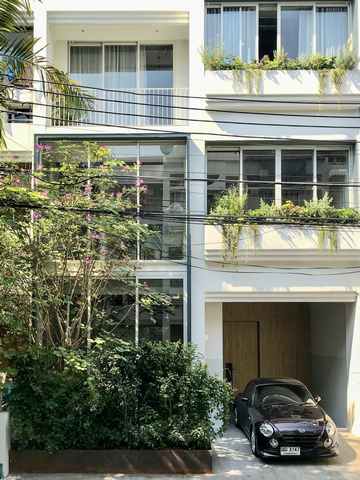 ขายทาวน์โฮม สุขุมวิท 49 ซอยพร้อมพรรค ขนาด 24.4 ตร.ว. 3 ห้องนอน ใกล้ทองหล่อ ราคา 25,000,000 บาท