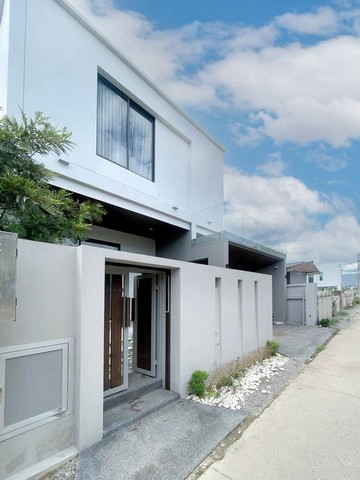 พูลวิลล่าสุดหรู สไตล์โมเดิร์น ใกล้ชุมชน สันกลาง สันกำแพง