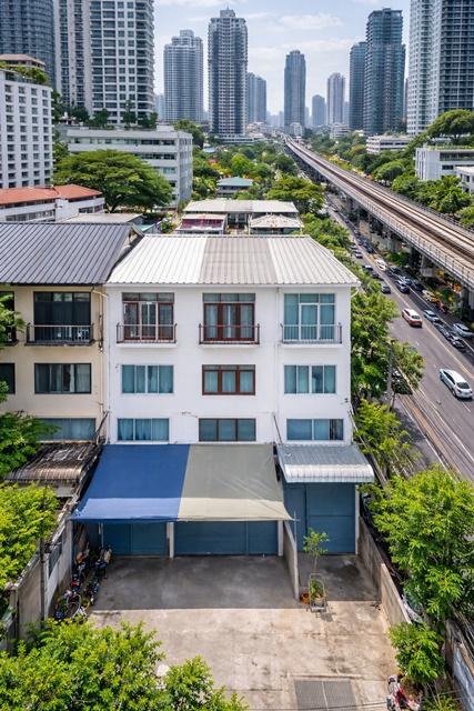 ใกล้รพ.สมิติเวช สุขุมวิท 600 ม. ใกล้BTS ทองหล่อ 1.5 กม. อาคาร 4 ชั้น 3 นอน สุขุมวิท45-53 มาร์เก็ตเพลส ทองหล่อ 700ม.  250 ตร.ม. 16 ตร.ว. 