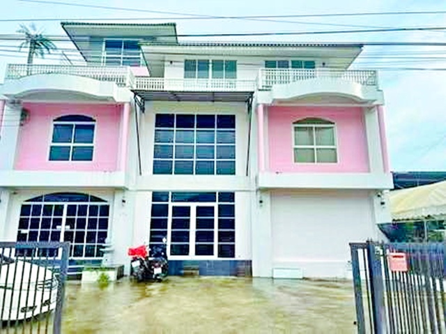 พัฒนาการ 91-99  9นอน 4 น้ำ อาคาร 4ชั้น สวนหลวง ร.9 900ม.ดีไซน์ทันสมัย สภาพสวย 100ตร.ว. 700ตร.ม. 