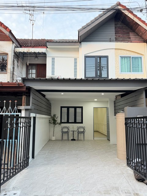 ขายทาวน์โฮม 2 ชั้น หมู่บ้านเลิศอุบล โชคชัย 4 ซอย 22 รีโนเวทใหม่ พร้อมเข้าอยู่ ซอยกว้าง รถสวนสบาย เข้าออกหลายเส้นทาง 