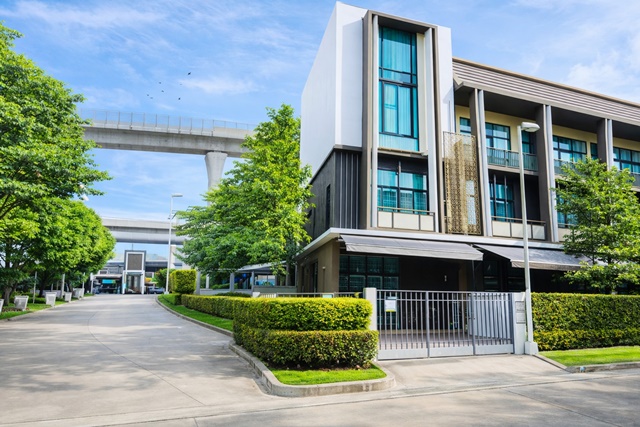 ทาวน์โฮมหรู  3นอน 4น้ำ วงศ์สว่าง7-15 ใกล้BTS ติวานนท์ 500ม. 6แอร์  บ้านหลังมุม 18 ตร.ว.207 ตร.ม. บ้านใหม่ พร้อมเฟอร์ฯ 2 จอดรถ  3นอน 4น้ำ