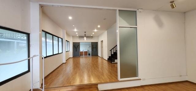 ให้เช่าโฮมออฟฟิศ 3 ชั้น 48.5 ตร.ว. 5 นอน 5 น้ำ จอดรถได้ 5 คัน ย่านเลียบด่วน ถนนศรีวรา ทาวอินทาว  