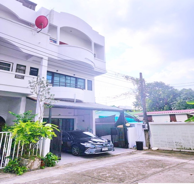 ลาดพร้าว11-15 ทาวน์โฮมหลังมุม3ชั้น ศาลอาญา ศาลอุทธรณ์  รัชดา19 5-6 นอน MRTลาดพร้าว 400ม. 8แอร์50ตร.วา. 200ตร.ม. เซ็นทรัล ลาดพร้าว 1กม.  