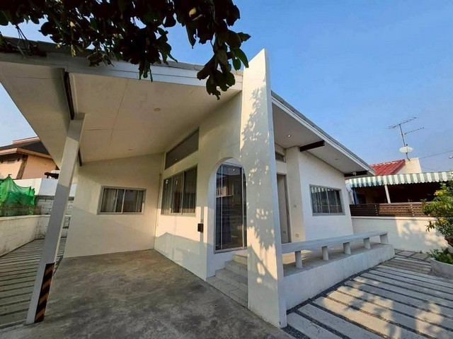 ให้เช่าบ้านเดี่ยว ชั้นเดียว  ใกล้เมเจอร์รัชโยธิน, มหาวิทยาลัยเกษตรศาสตร์ซอย เสนานิคม1 ลาดปลาเค้า  เนื้อที่  56 ตารางวา
