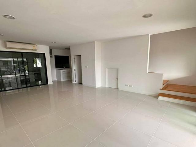 P2095 ขายทาวน์โฮม 3 ชั้นหลังมุม โครงการ บ้านกลางเมือง นวมินทร์42 BAAN KLANG MUANG NAWAMIN 42 ทำเลดีพร้อมอยู่