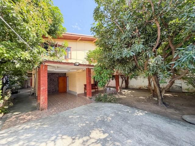 ให้เช่าบ้านเดี่ยว 2 ชั้น 86 ตร.ว. ซอยเอกมัย 10 เขตวัฒนา เป็นบ้านไม้ ลานจอดรถกว้าง