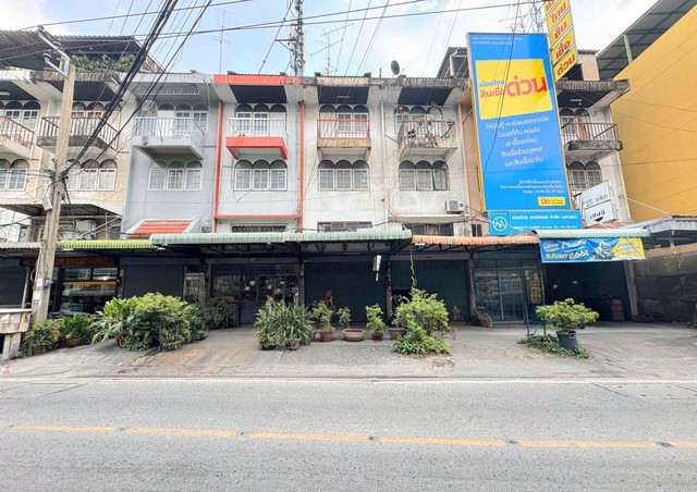 ตึกแถว 3 ชั้น มีชั้นลอย ซอยสุขุมวิท93 ถนนสุขุมวิท กรุงเทพ ทำเลศักยภาพ เหมาะทำที่พักสไตล์ Loft มินิมอล ใกล้ BTS มีคาเฟ่ในตัว ใจกลางเมือง