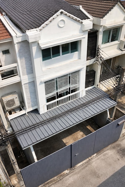 ทาวน์โฮม 3 ชั้น เอ็มควอเทียร์ 1 กม.  200 ตร.ม. 17 ตร.ว. 3 นอน 4 น้ำ ใกล้ BTS ทองหล่อ 700 ม. 