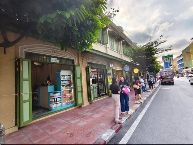 ให้เช่าตึกแถวทำเลทอง 1 คูหา ริมถนนเยาวราช หน้าป้ายรถเมล์ ตกแต่งสวย พร้อมเข้าทำธุรกิจการค้า 