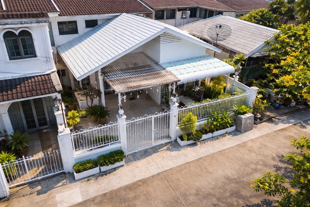 รพ. เปาโล โชคชัย4  950 ม. ทำเลลาดพร้าว บ้านชั้นเดียวกว้างขวาง 2-3นอน 2น้ำ 45ตร.ว. 180ตร.ม. MRTโชคชัย4 1.8กม. MRTลาดพร้าว71 1.4กม. 