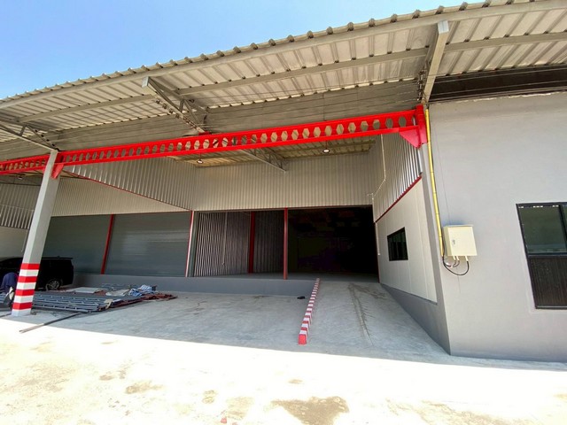  ให้เช่าโกดังขนาด 540 ตารางเมตร พร้อมออฟฟิศในตัว ถนน ศรีนครินทร์ – หนามแดง  ถนนกว้างเข้า-ออก ได้สะดวก รถเทเลอร์เข้าได้