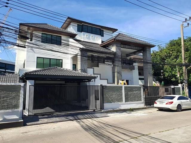 HR 9632 ให้เช่าสำนักงาน 4 ชั้นครึ่ง ขนาด 600 ตรม. ทาวน์อินทาวน์ ถนนศรีวรา ใกล้ทางด่วน ใกล้เลียบด่วน