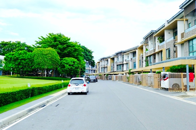 ทาวน์โฮมหรู 3 ชั้น 3 นอน 4 น้ำ ใกล้ เซ็นทรัล อีสต์วิลล์ 900 ม. 200 ตร.ม. รร.เลิศหล้า เกษตรนวมินทร์ 1.8 กม. ตกแต่งบิ้วอิน พร้อมเฟอร์ฯครบ